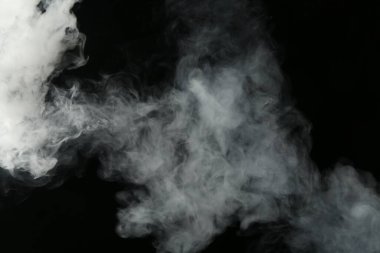 Siyah arka planda güzel nargile dumanı, yakın plan.