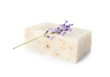 Sabun çubuğu ve lavanta çiçekleri beyaz üzerine izole edilmiş.