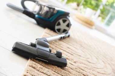 Bir elektrikli süpürge içeride, yakın plan.