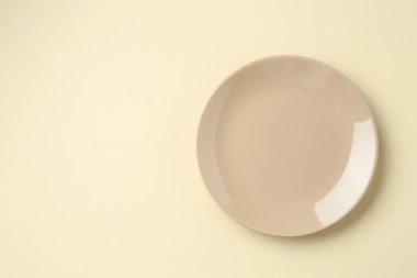 Bej arka planda şık bir plaka, üst manzara. Metin için boşluk