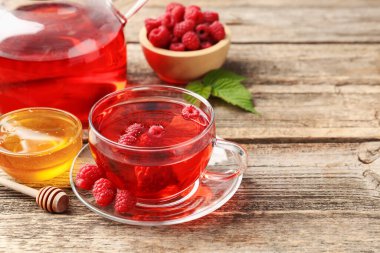 Ahşap masada ahududu çayı ve böğürtlen, yakın plan. Metin için boşluk