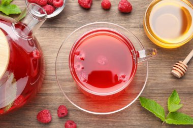 Aromatik ahududu çayı, böğürtlen, nane ve bal ahşap masada, düz uzanmış