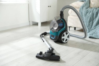 Evin zemininde bir elektrikli süpürge var. Ev aletleri