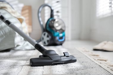 Bir elektrikli süpürge içeride, yakın plan.