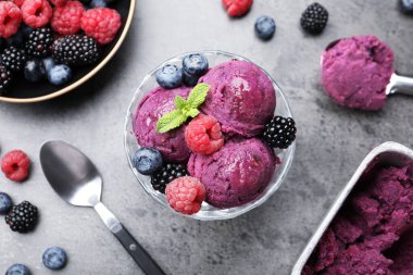 Taze böğürtlenli lezzetli şerbet ve gri desenli masada nane şekeri.