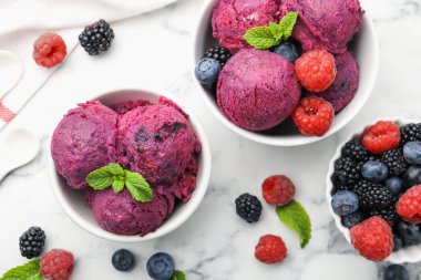 Taze böğürtlenli lezzetli şerbet ve beyaz mermer masada nane şekeri.