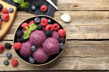 Lezzetli şerbet, taze böğürtlen ve ahşap masada nane, düz yatak. Metin için boşluk