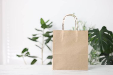 Açık mermer masa içerisindeki Kraft kağıt torbası. Metin için boşluk