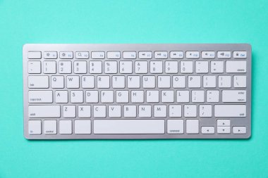 Turkuaz arka plan, üst görünüm üzerine modern kablosuz bilgisayar klavyesi