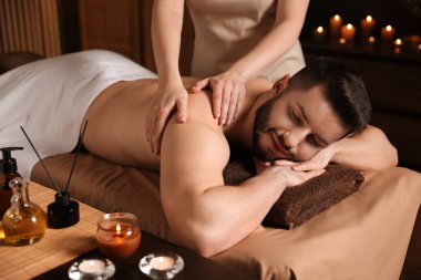 Adam spa salonunda masaj yaptırıyor.