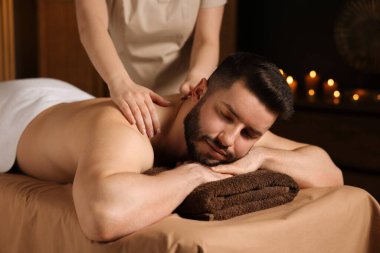 Adam spa salonunda masaj yaptırıyor.