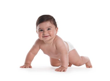 Beyaz arka plan üzerinde sürünerek şirin bebek