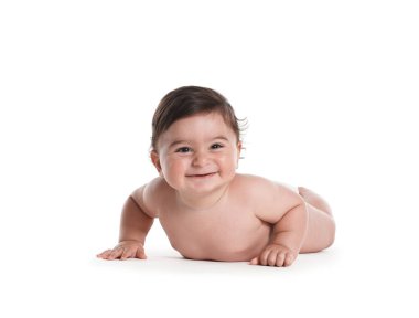 Beyaz arka plan üzerinde sürünerek şirin bebek