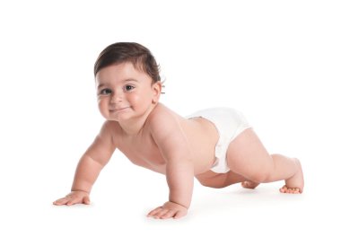 Beyaz arka plan üzerinde sürünerek şirin bebek