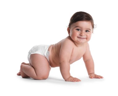 Beyaz arka plan üzerinde sürünerek şirin bebek