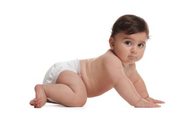 Beyaz arka planda bebek bezi takmış şirin bir bebek.