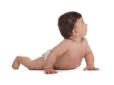 Beyaz arka planda bebek bezi takmış şirin bir bebek.