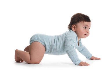 Beyaz arka plan üzerinde sürünerek şirin bebek