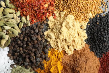 Arka plan olarak birçok farklı baharat, üst görünüm