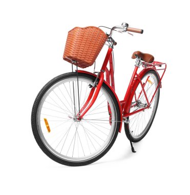 Beyaz arka planda sepeti olan bir bisiklet.
