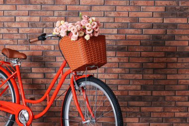 Bisiklet, içinde güzel çiçeklerin olduğu bir sepet, duvarın içinde, yakın plan. Metin için boşluk