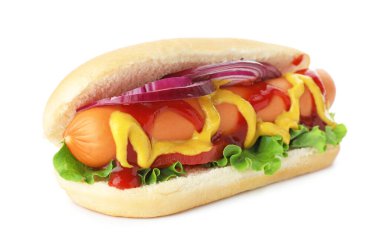 Lezzetli sosisli, domates, soğan, marul, ketçap ve hardal beyaz üzerine izole edilmiş.