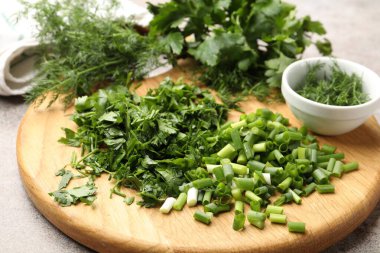 Gri masada farklı taze otlar, yakın plan.