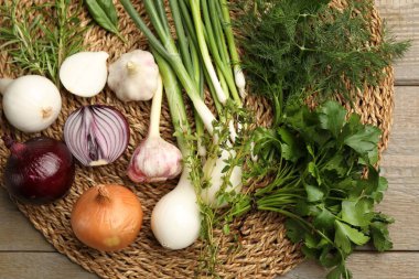 Farklı taze otlar, soğanlar ve sarımsak.