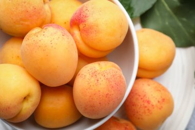 Masanın üstünde taze kayısılar var.