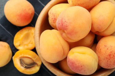 Masada taze taze kayısılar var. Dümdüz.