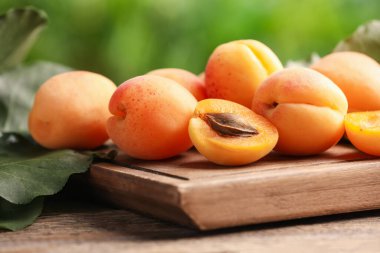 Tahta masada taze olgun kayısılar, yakın plan.