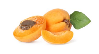 Taze kayısılar ve yeşil yaprak beyaza izole edilmiş.