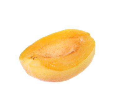 Taze olgun kayısıların yarısı beyaza izole edilmiş.