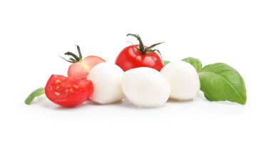 Lezzetli mozzarella peynir topları, domates ve fesleğen beyaza izole edilmiş.