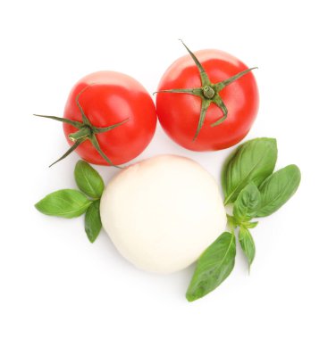Lezzetli mozzarella peynirli top, domates ve fesleğen beyaza izole edilmiş.