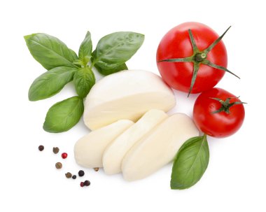 Lezzetli mozzarella peyniri, domates, fesleğen ve biberler beyaza izole edilmiş.