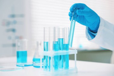 Tıbbi analiz. Laboratuvarda numunelerle çalışan bilim adamı, yakın plan.