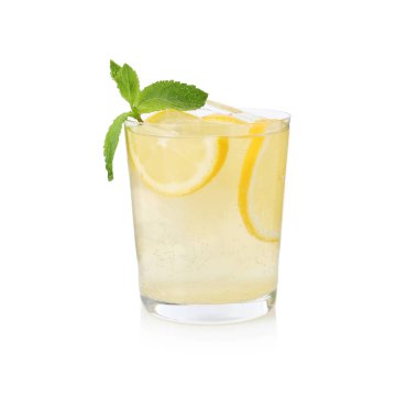 Limon dilimli lezzetli kokteyl ve beyaz üzerine izole edilmiş nane şekeri.