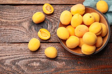 Ahşap masanın üzerinde nefis, olgun kayısılar, düz uzanmış. Metin için boşluk