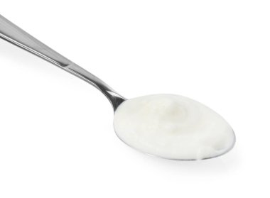 Kaşık içindeki lezzetli yoğurt beyaza izole edilmiş.