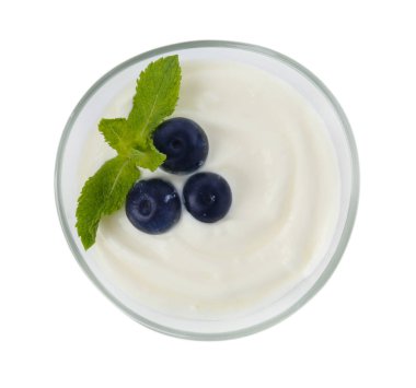 Lezzetli yoğurt, yaban mersinli ve nane şekerli. Beyazlar içinde izole edilmiş.