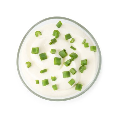 Taze soğanlı leziz yoğurt, beyaza izole edilmiş, üst manzara.