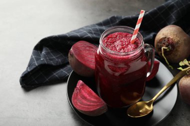 Süper yemek. Mason kavanozunda smoothie ve koyu dokulu masada pancar kökü, yakın çekim