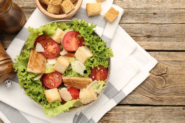 Tahta masada servis edilen kıtır ekmekli leziz salata. Metin için boşluk
