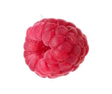 Taze olgun bir ahududu beyaza izole edilmiş.