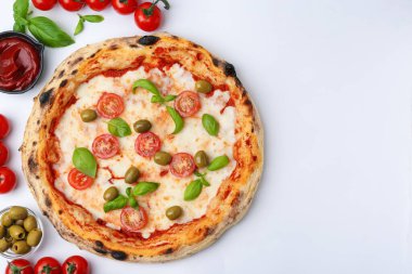 Lezzetli pizza ve malzemeler beyaz masada, düz yerde. Metin için boşluk