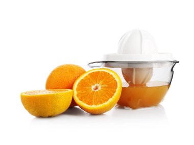 Taze portakallı meyve sıkacağı izole edilmiş beyaz. Meyve suyu