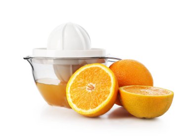 Taze portakallı meyve sıkacağı izole edilmiş beyaz. Meyve suyu
