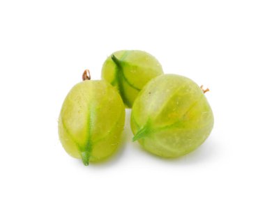 Üç taze yeşil bektaşi üzümü beyaz üzerine izole edilmiş.