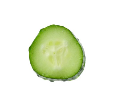 Beyaz üzerine izole edilmiş taze salatalık dilimi.